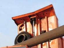 На улице Моторная 'КАМАЗ' - самосвал открытым кузовом зацепил трубопровод