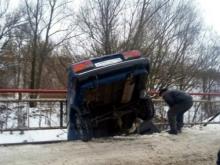 В Татарстане автомобиль ВАЗ-2107 пробил ограждение моста и завис над обрывом
