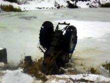 В Татарстане трактор свалился с моста, перевернулся и угодил под лед