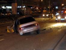 Водитель автомобиля, врезавшегося в столб рекламного щита, впал в кому