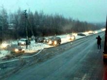 На трассе 'Казань - Набережные Челны' автомобили объезжают скользкую от гололеда дорогу