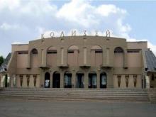 Здание 'Колизея' было продано за месяц до объявления о его переделке под театр