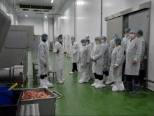 Депутаты познакомились с первым резидентом ТОСЭР и увидели, как производят колбасу