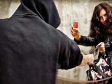 Всего 1% россиянок носят с собой в сумке средства для самообороны