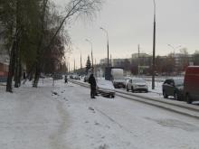 Больше года чиновники не могут оформить документы на тротуар у дома 23/02