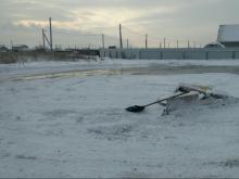 В поселке многодетных семей 'Подсолнухи' заливают первый в его истории каток