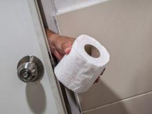 Ученик школы №35 ходит на уроки со своей водой и туалетной бумагой