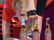 Экс-челнинка Юлия Гюнтель побила рекорд по открыванию бутылок в прогибе