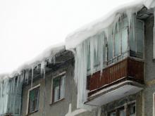 Управляющие компании хотят, чтобы им платили за очистку крытых балконов от снега