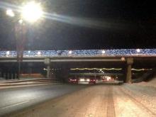 На эстакаде при въезде в город вандалы срезали новогодние гирлянды. Их ищет полиция