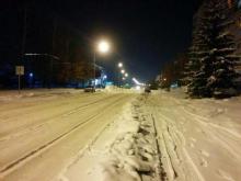 Улица Усманова: дорожники перекрыли обочину для парковки автомобилей