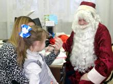 Детские врачи КДМЦ переоделись в Деда Мороза и так принимали маленьких пациентов