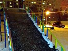 В Набережных Челнах после жалобы в 'Народный контроль' переделали зимнюю горку с решетками по бортам