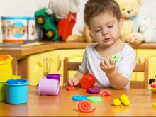 Детсадам посоветовали закупать вместо санок альбомы и карандаши