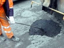 Горисполком выделяет более 25 млн рублей на весенний ямочный ремонт дорог и замену 100 знаков