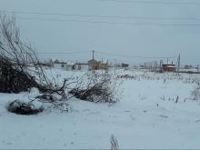 Многодетные семьи создают дорогу в своем поселке из строительного мусора