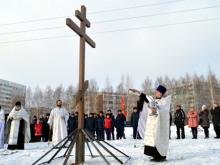 Православный крест, спиленный у родника, установили на месте будущего храма на улице 40 лет Победы