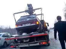 В Челнах сотрудники ГИБДД эвакуировали автомобиль, к которому уже подошел водитель (видео)