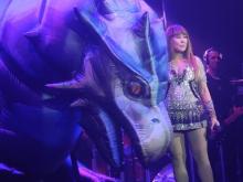 Певица Анита Цой вывела на сцену ДК 'КАМАЗ' шестиметрового дракона (видео)