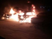 Неизвестный поджигатель у дома 27/17 уничтожил 2 автомобиля. Еще двум машинам предстоит ремонт