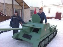 Деревянный танк в подарок ребенку был изготовлен за 2 недели