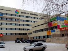 Годовалый малыш, подавившийся куском яблока, пришел в сознание. С ним работают врачи КДМЦ