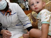 Из-за большого количества заболевших детей врачи добираются к некоторым из них только ночью