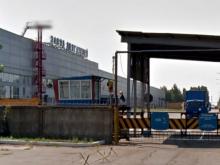 Выходившую из подсобки работницу завода двигателей зацепил погрузчик. Она умерла в больнице