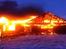 В Большой Шильне сгорел дом с баней и гаражом. Хозяин успел спасти только автомобиль.