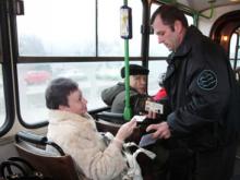 Автобусные контролеры ловят «зайцев» и штрафуют на 300 рублей. Зачем им сотрудники полиции?