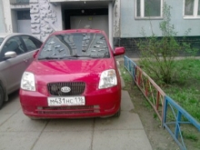 Машины лезут в подъезды домов