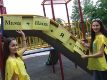 В каждом рисунке — море