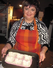 Жительница Набережных Челнов Ольга Смирнова готовит запеканку на 'Первом канале'