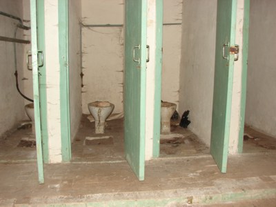 - Бомбоубежище было обрудовано санузлами и душевыми с собственной автономной канализацией. 