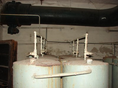 - Одно из подсобных помещений убежища: емкости для очистки воды.