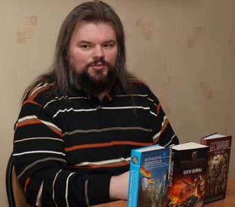 Главный гость фестиваля писатель-фантаст Сергей Чекмаев рассказал по какому пути будет развиваться фантастическая литература в России.