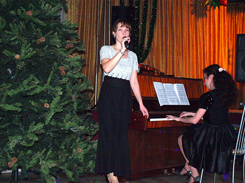 Светские развлечения для гостей, как и сто лет назад: танцы, фанты, романсы.