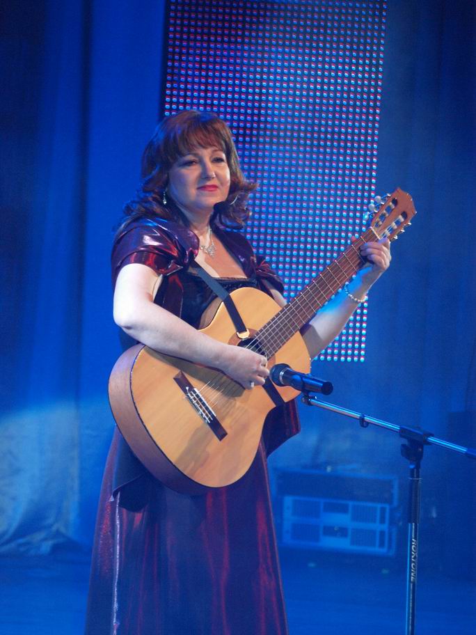 Елена Емалтынова спела свою песню: &laquo;А на  бульваре Энтузиастов// фонтаны, фонтаны, фонтаны,// а на бульваре Энтузиастов, // фонари, фонари, фонари //&hellip; Там Ангел-хранитель встречает рассвет.// Лучше этого города нет&raquo;.