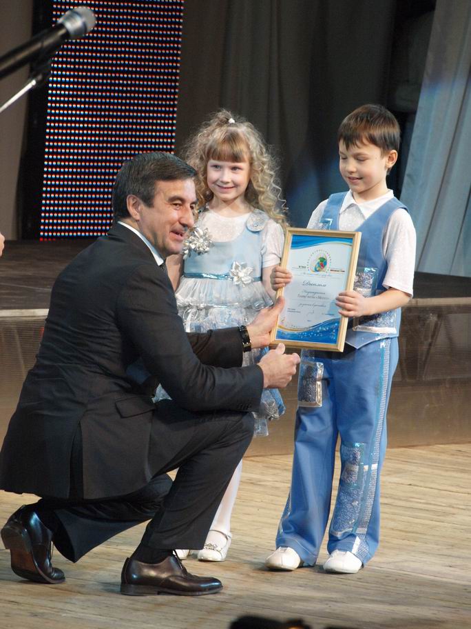 Мэр вручает диплом участникам ансамбля &laquo;Мизгель&raquo;, спевшим о ребятах-камазятах.