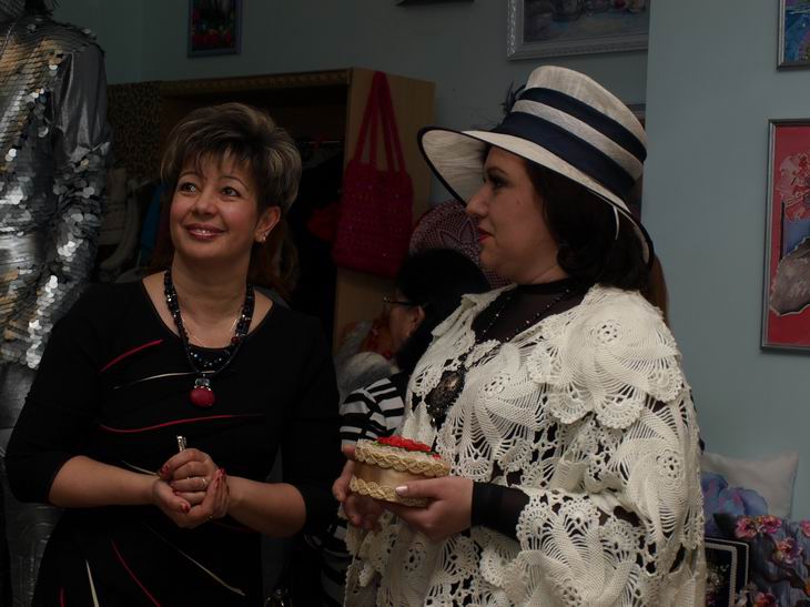 Заместитель руководителя горисполкома Наталья Кропотова (слева) и хозяйка «Арт-дизайна» Наталья Ларина (справа).