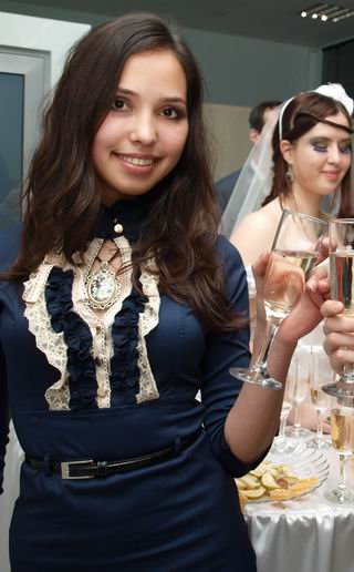 Молодой дизайнер центра Лейсан Галиева.