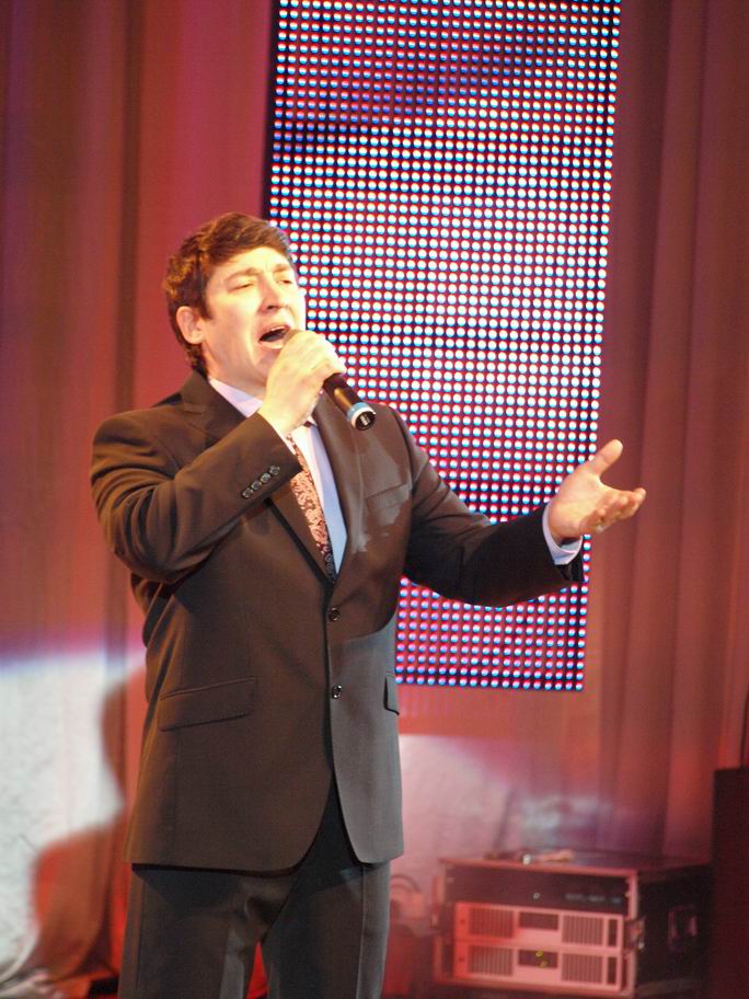 Бывший начальник управления культуры удивил сильным голосом.