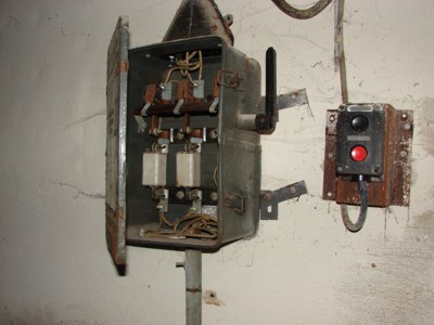 - Собственная электрощитовая, в некоторых помещениях до сих пор загораются лампочки