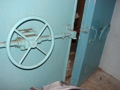 "Парадный" вход в убежище.Также оборудовано еще два запасных выхода с толстыми стальными дверями. Уплотнители пришли в негодность, механизмы действуют исправно