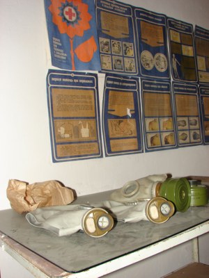 - Учебная комната: плакаты по гражданской обороне, комплекты индивидуальной зищиты