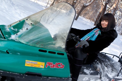 "Всем привет, меня зовут Эльмира! Рада снова участвовать в конкурсах вашей газеты! Этой зимой, в связи с погодными условиями, загнала машину в гараж и передвигаюсь исключительно на снегоходе! Фотограф Игорь Попов". Эльмира