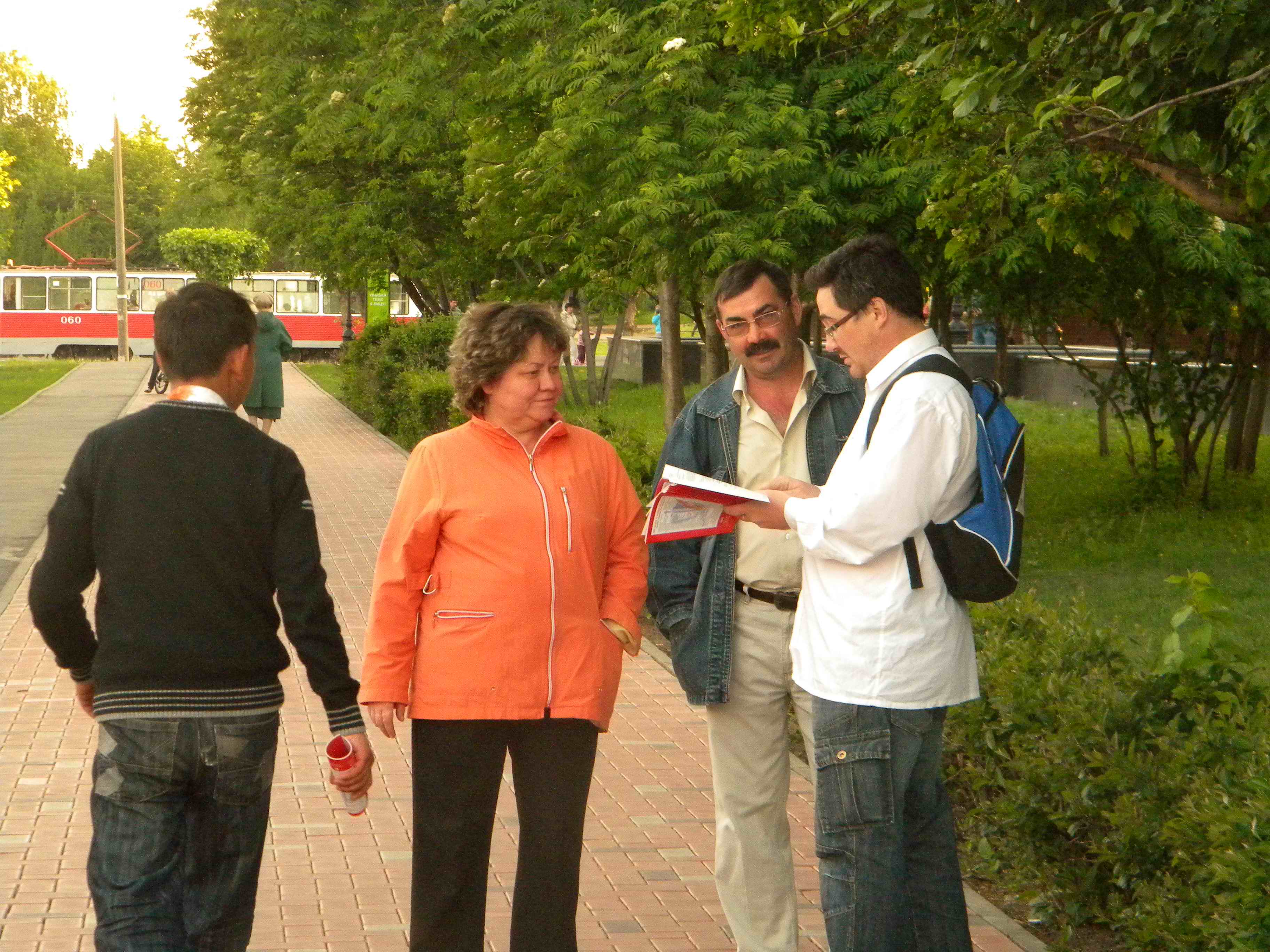 Участники гуляний пошли "в народ" с конституцией