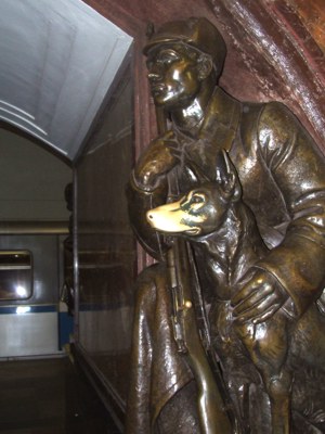  Натертый до блеска нос собаки в московском метро.