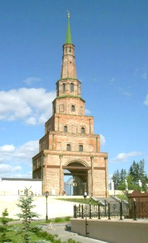 Считается, что прислониться к башне Сююмбике &mdash; на счастье.  