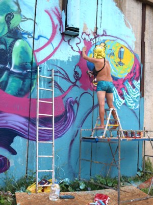 На стене у вейк-парка появилась целая серия граффити на морскую тему. На стене у вейк-парка появилась целая серия граффити на морскую тему.